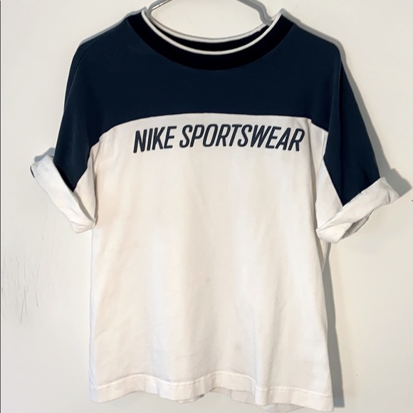 NIKE SPORTSWEAR T-SHIRT (LIKE NEW) - Picture 1 of 4